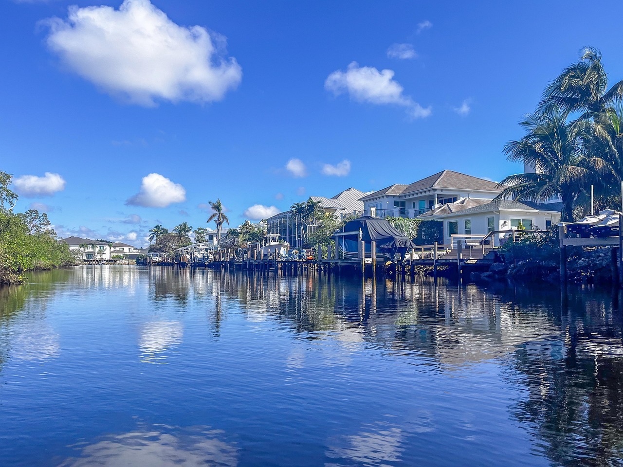 Why Retirees Are Flocking to The Villages, Florida: A Look at Lifestyle, Homes, and Financial Benefits